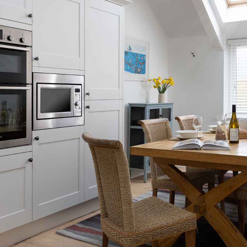 Ocean - Kitchen and dining area